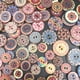 thumbnail image 2 of Injueey 100 Uds patrón al azar botón de flor pintura forma redonda Retrol botones surtidos Kit flor DIY agujeros botón de costura Tela de costura y artesanía No.01 Injueey HA6059-01B, 2 of 6