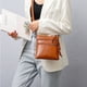 thumbnail image 5 of Bolso de bandolera marrón, Bolso de bandolera para mujeres con bolsillo con cremallera medio y correa de cuero suave, 5 of 6