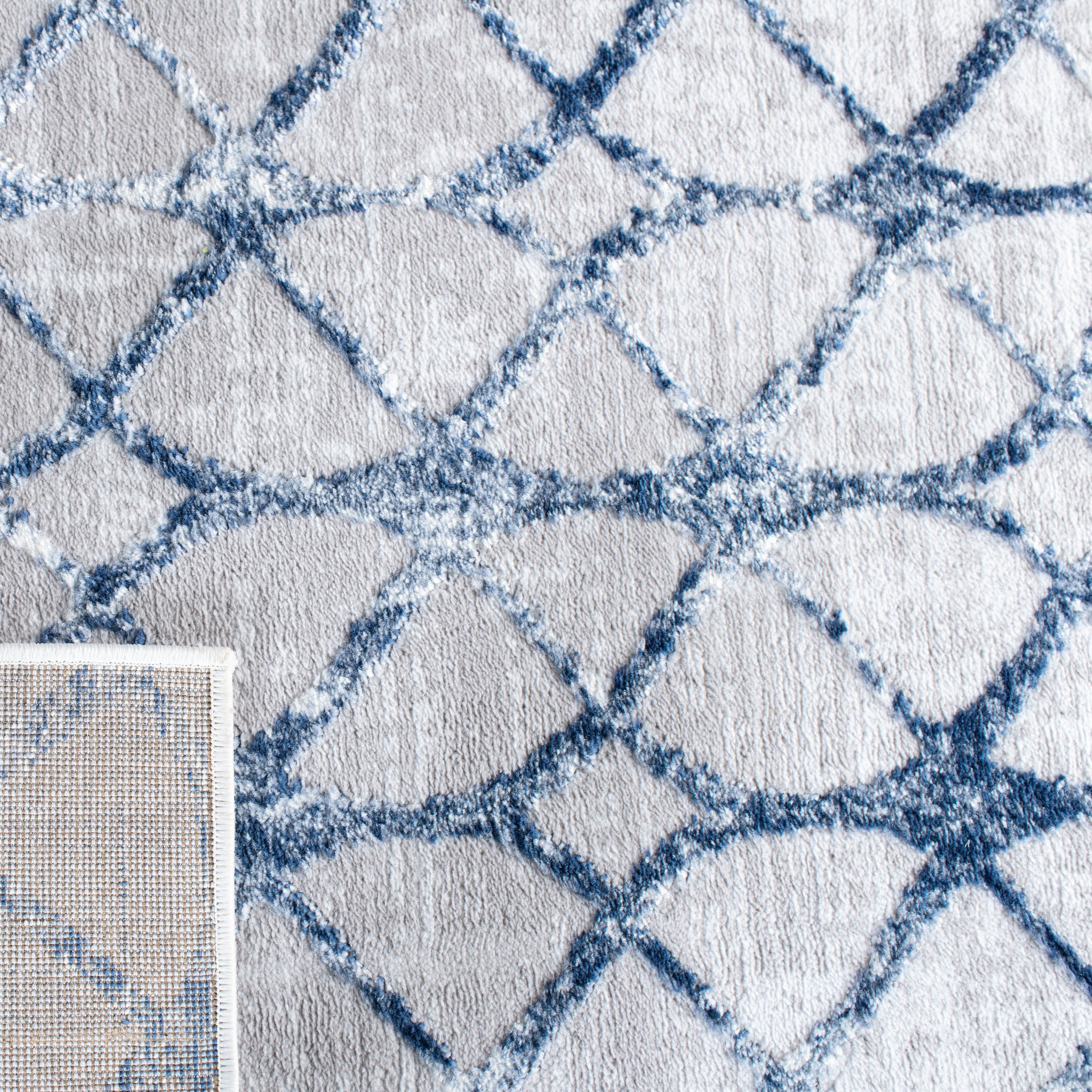 SAFAVIEH Amelia Floella Geometric Runner Rug, Gray/Navy, 2'2" x 6'