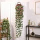 thumbnail image 4 of Plantas colgantes artificiales con flores de rosa, guirnalda de 4.5 pies, flor colgante falsa, cadena verde, pared, hogar, habitación, jardín, boda, interior, exterior, decorativa (no incluye cesta) Ormromra CZJJ-HQ53-1, 4 of 6