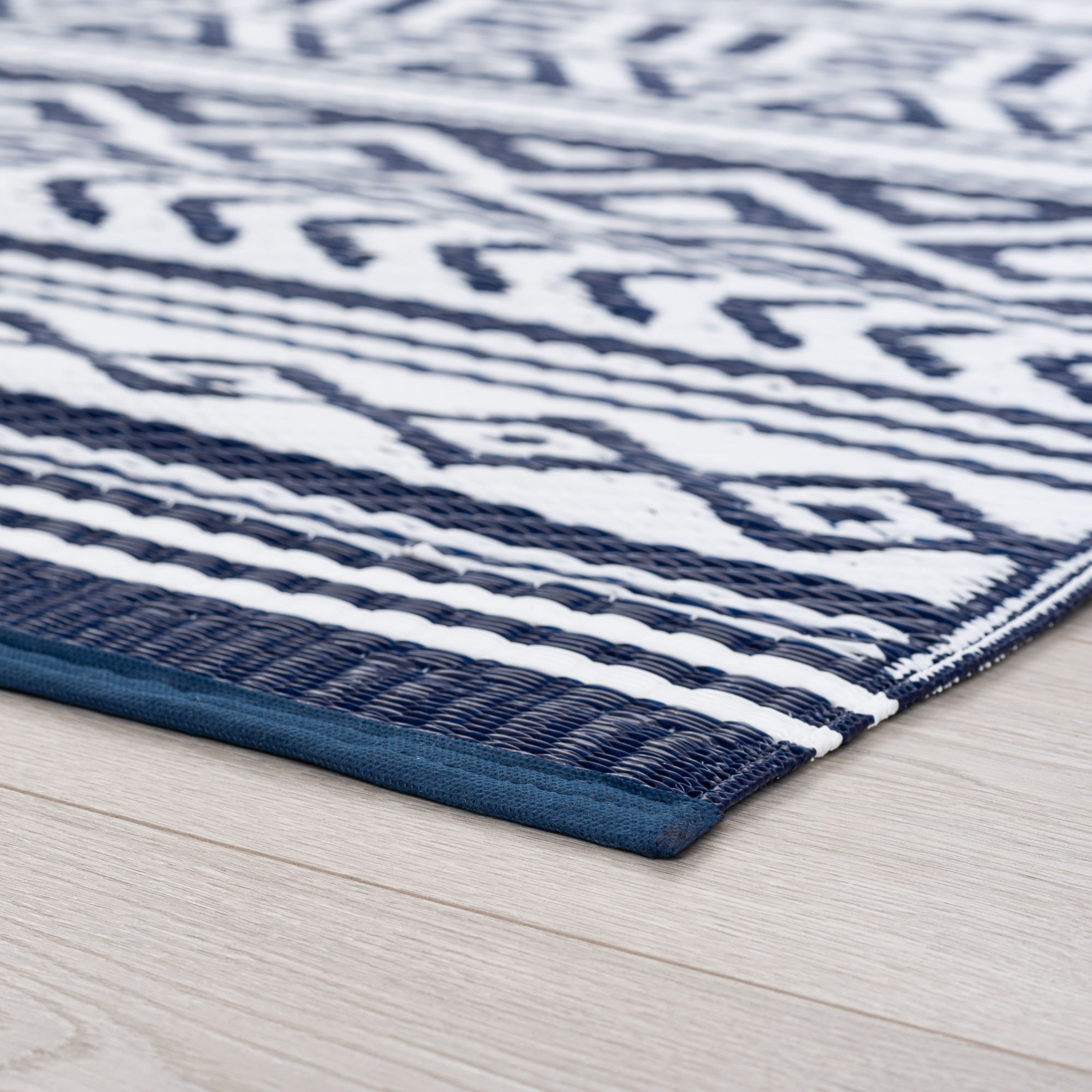 5x7 Reversible Navy and White Polypropylene Outdoor Stripe Area Rug
