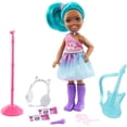 thumbnail image 2 of Muñeca Chelsea Rockstar Barbie 6-in/15.24-cm Cabello Azul Guitarra Micrófono Auriculares, 2 of 2