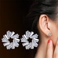 thumbnail image 2 of Xihbxyly Pendientes de Moda, Elegante Diseño de Flor de Cristal de Hielo, Detalles de Circonita Trapezoidal, Impresionante Construcción de Aleación, Accesorio Versátil para Cualquier Ocasión, Regalo, 2 of 7