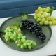 thumbnail image 2 of Racimos de uvas artificiales esmerilados, racimos de uvas decorativos, paquetes de uvas de goma en negro, morado y verde, 6 uds., 2 of 8