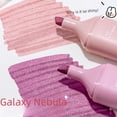 thumbnail image 1 of Los estudiantes usan un bolígrafo fluorescente con flash para marcar con un marcador de color áspero, una marca clave opaca, una cuenta manual con un bolígrafo fluorescente, 1 of 4