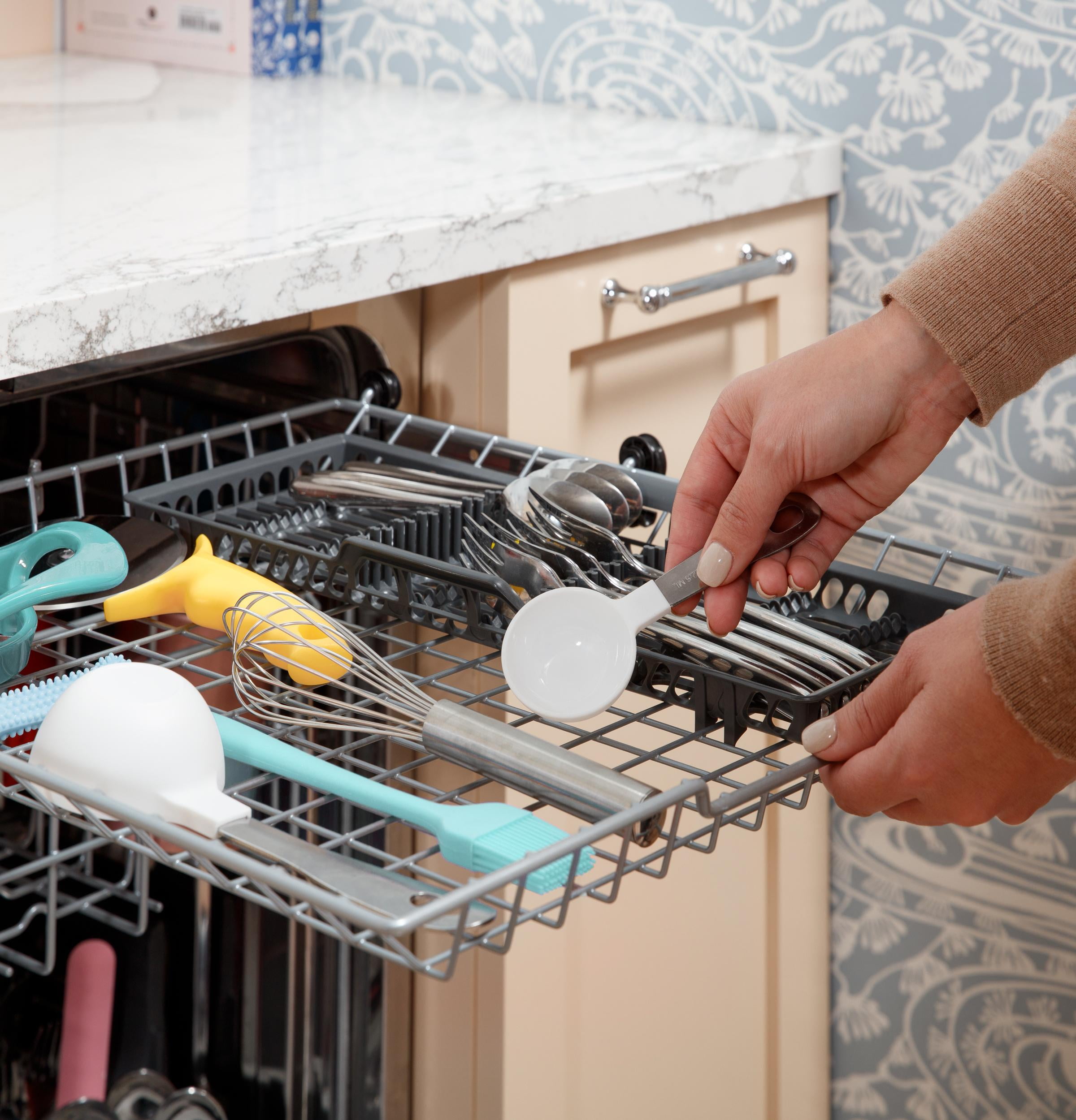 General Electric Top Control with Stainless Steel Interior Dishwasher with Sanitize Cycle In Black GDT670SGVBB