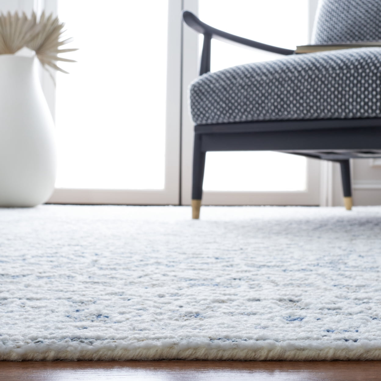 SAFAVIEH Metro Caitriona Medallion Area Rug, Ivory/Beige, 4' x 6'