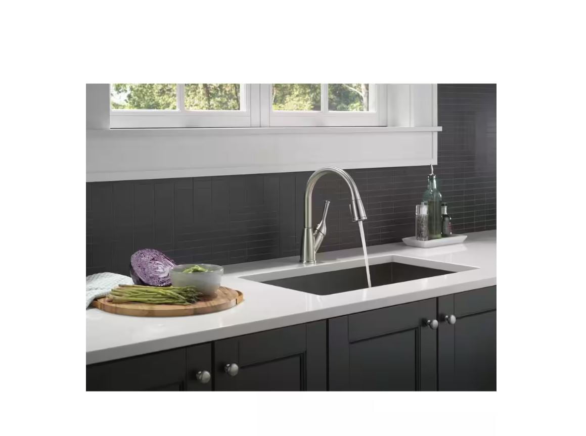 Delta Classic Single Handle Pull Down Sprayer Kitchen Faucet in Stainless Steel
