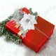 thumbnail image 4 of xihome Arreglo floral navideño de ginkgo con bayas de plstico, flores artificiales, caja de regalo, decoracin para centro de mesa navideño y escena de fiesta., 4 of 6