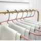 thumbnail image 5 of Perchero de plástico antihuellas para colgar pantalones con diseño antideslizante para un almacenamiento seguro y organización del armario que ahorra espacio en casa. Aestivo | Rosa | AESTIVO, 5 of 6