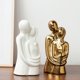 thumbnail image 2 of Esculturas de pareja abrazada Decoración del hogar Estatua de amor romántica moderna para estantería de oficina Decoraciones de escritorio (blanco y dorado), 2 of 5