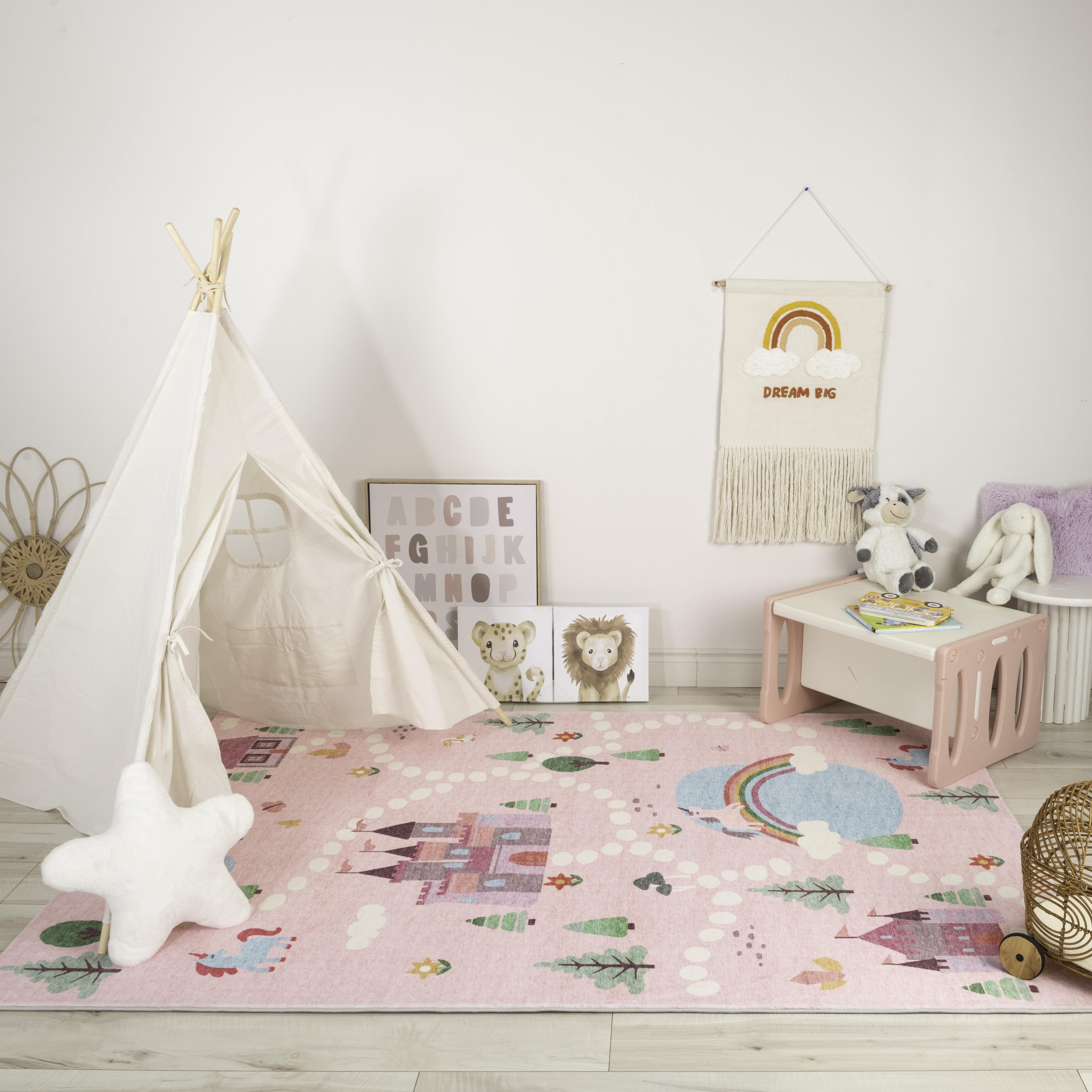 Rug Branch Soft Steps Playtime Licornes, Chateau, Carte routiere, Tapis educatif doux, Rose Blanc - Garcons et filles dans la salle de jeux, la creche, la chambre