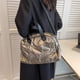 thumbnail image 4 of Bolso bandolera acolchado y ligero para mujer, tipo hobo, de algodón acolchado, 4 of 6