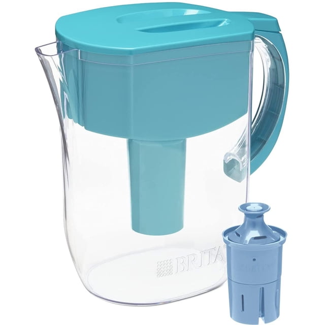 jarra de filtro de agua brita brita longlast turquesa, vista 3/4 frontal de jarra transparente con depósito superior, tapa y asa turquesa integradas, pico vertedor visible y cartucho de filtro Longlast mostrado al frente; también suele usarse para enfriar y servir agua en reuniones informales.
