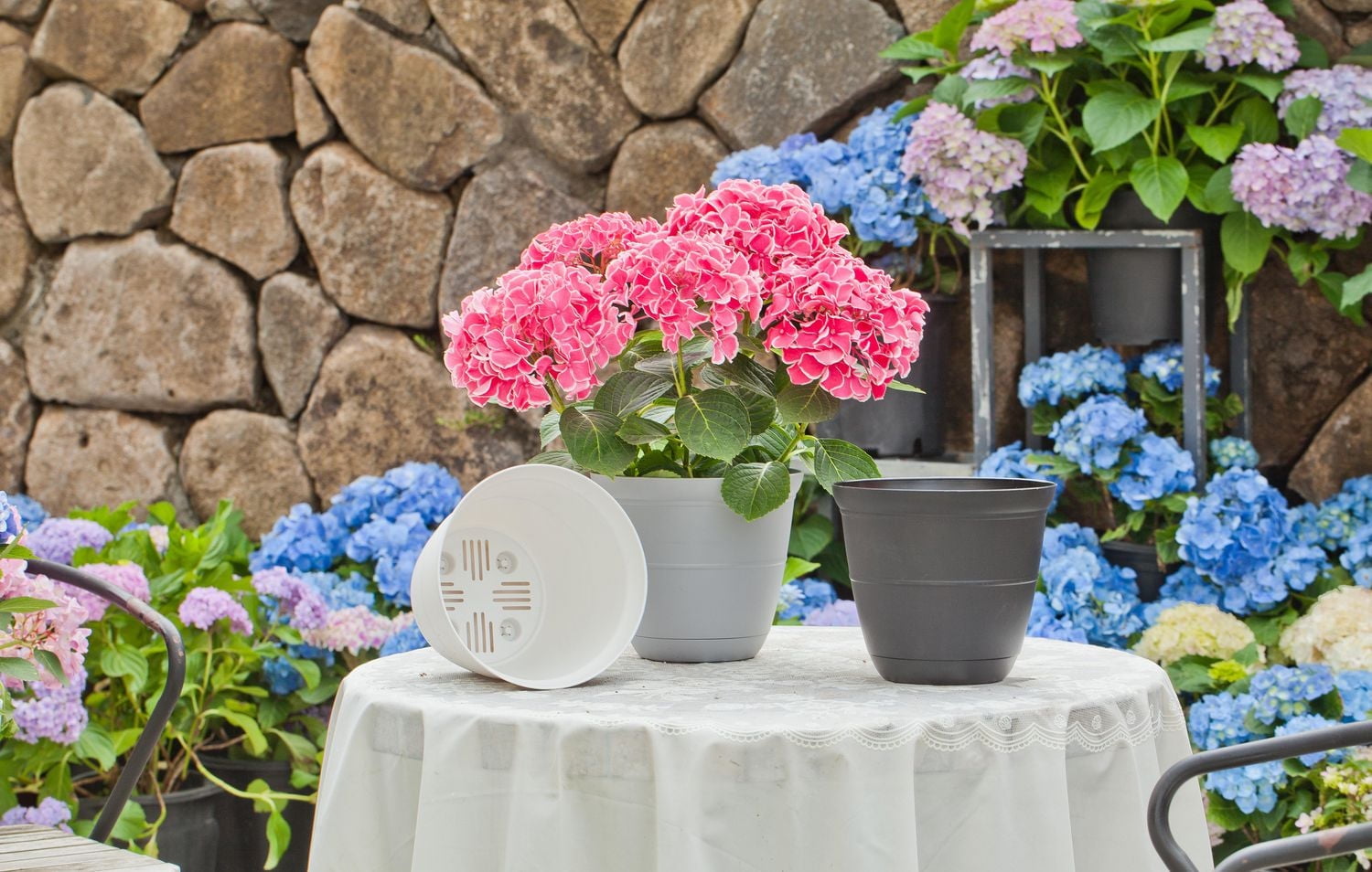 Pot de fleurs Mainstays Basic Bell 30 cm, gris, design classique avec soucoupe intégrée, résistant aux intempéries, finition mate.