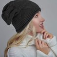 thumbnail image 4 of Pack de 2 gorros de invierno de punto suave y holgado en negro y gris oscuro para mujer y hombre, 4 of 5