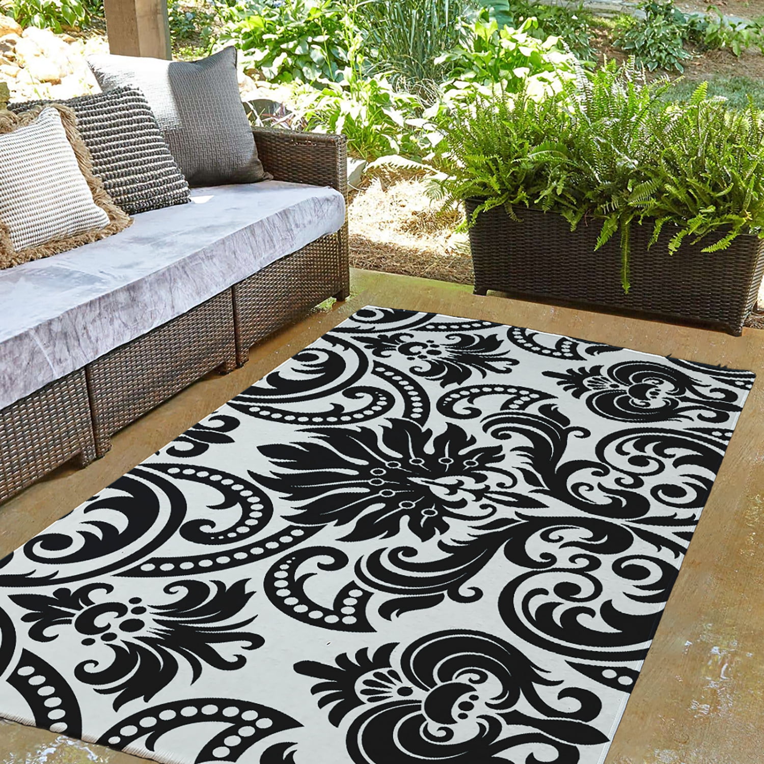 3' x 5' Simply Daisy Alexys French Country Chenille Area Rug, Black