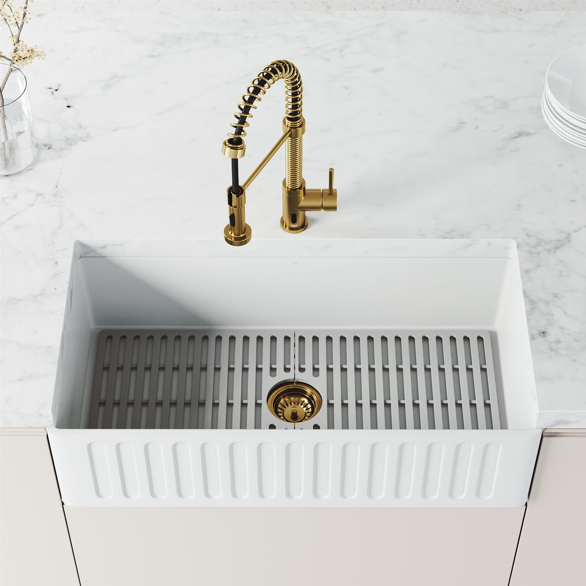 VIGO Edison Single Handle Pull-Down Sprayer Kitchen Faucet with Touchless Sensor in Matte Brushed Gold