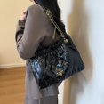thumbnail image 4 of Bolso pequeño con cadena de diamantes estilo Chanel para mujer, nuevo bolso de mano de color liso a la moda 2025, bolso de mano informal de gran capacidad para llevar debajo del brazo., 4 of 4