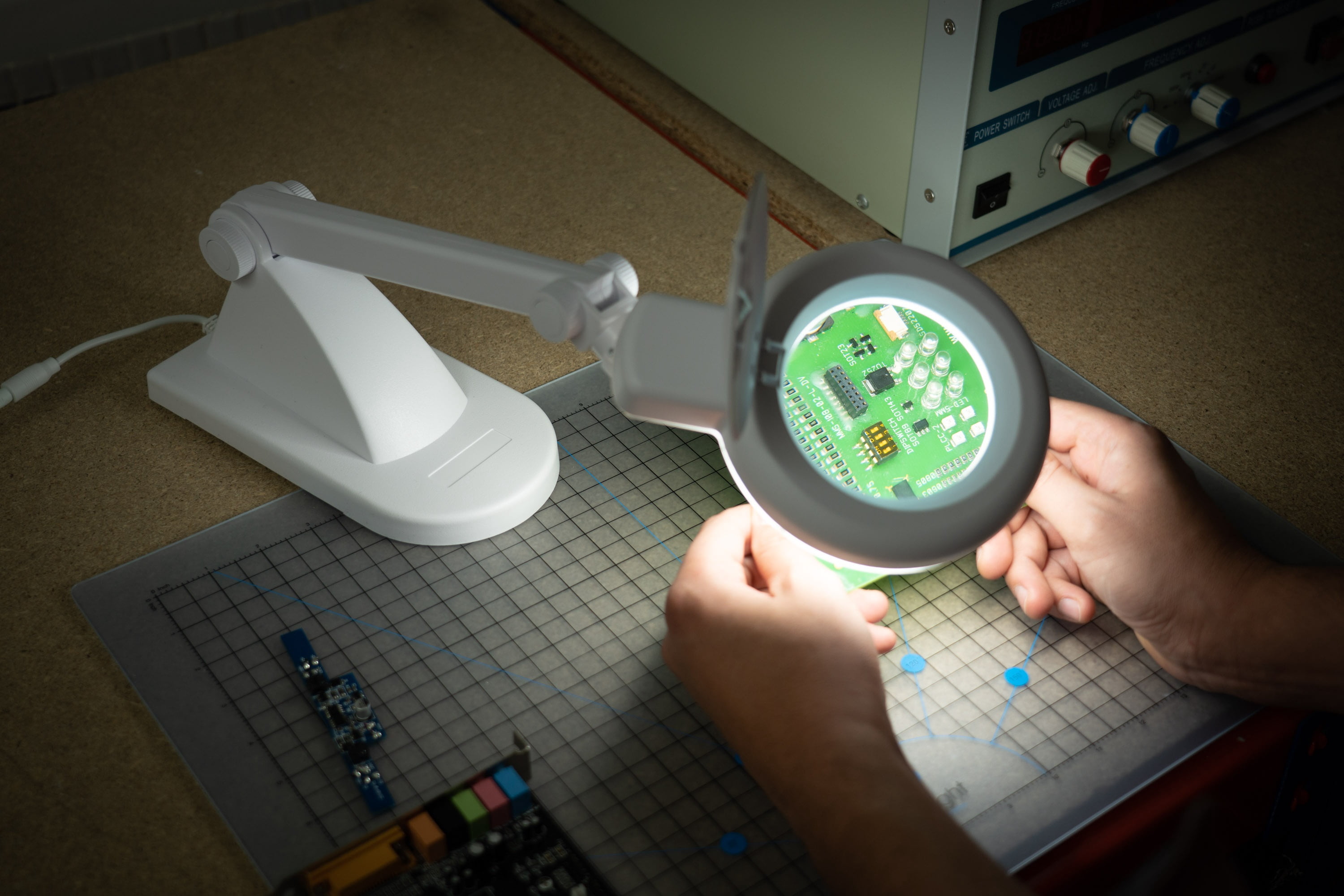 Daylight LED Magnifying Table Lamp