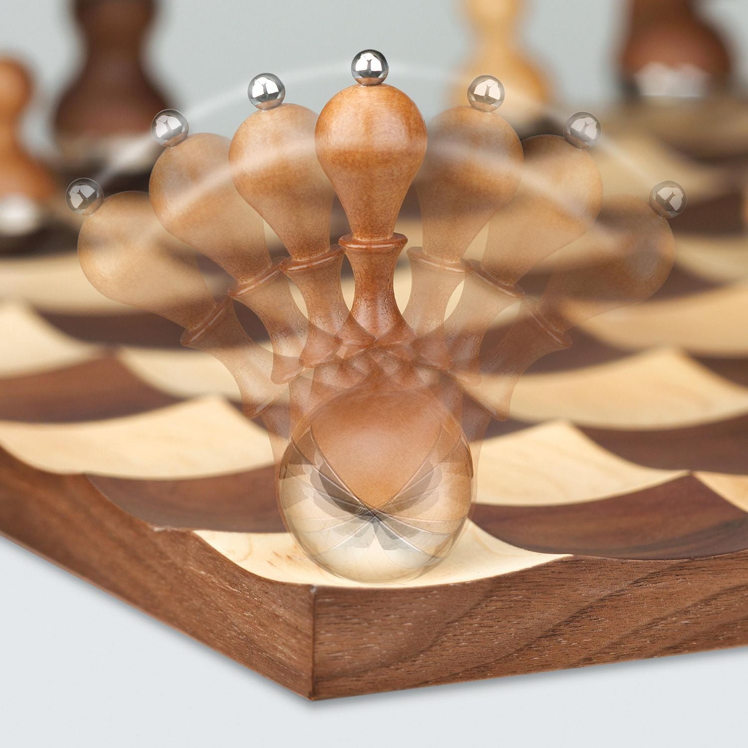 Umbra Wobble Chess. Jeu D'Échec Wobble. Avec Pions En Bois "Culbuto". Plateau En Bois. Dimension 38X38X3Cm.