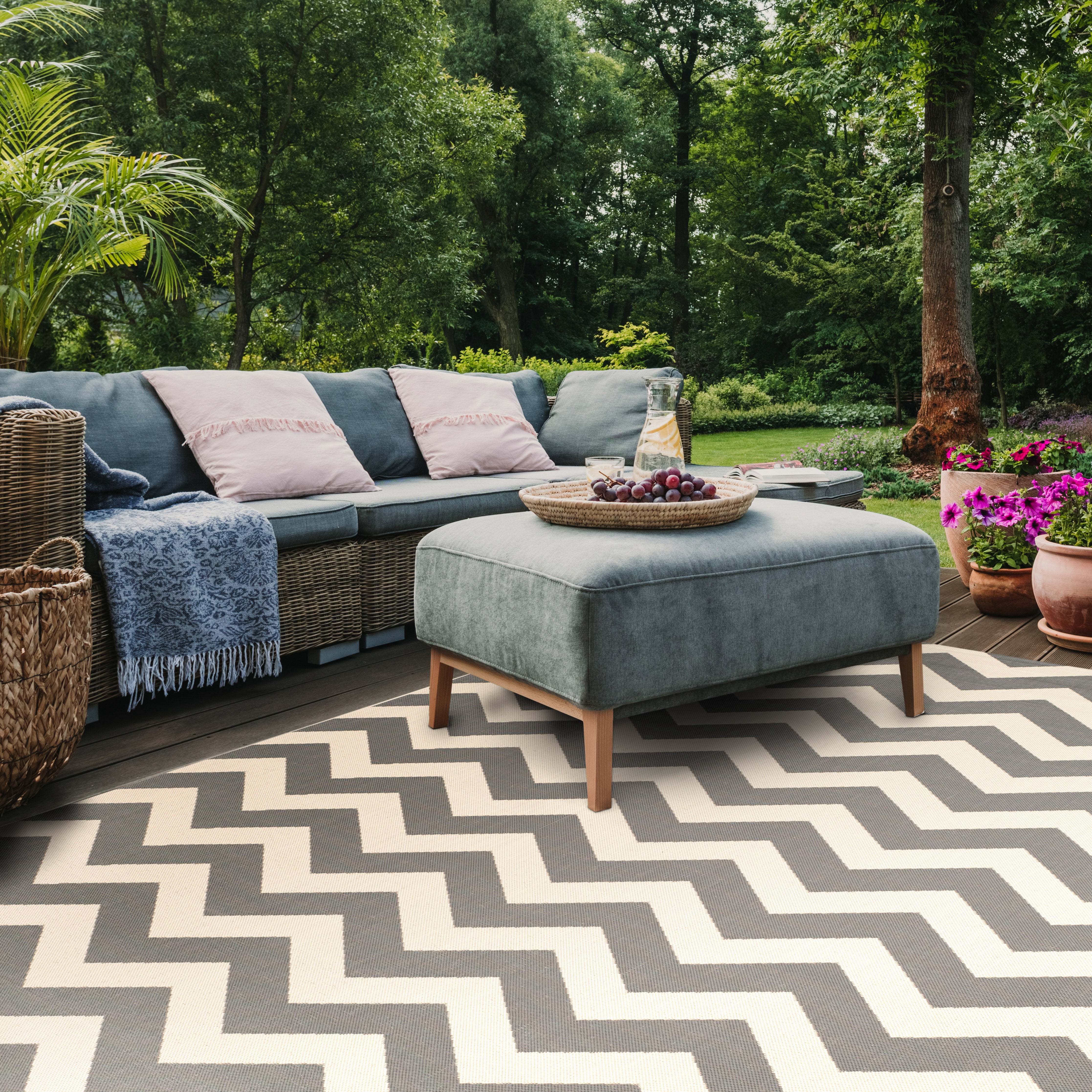 Safavieh Courtyard Bailey Chevron Indoor/Outdoor Area Rug, Gray/Beige, 6'7" x 9'6"