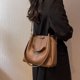 thumbnail image 4 of Bolso de mensajero de moda, bolso de viaje diario de PU, bolso de cubo portátil de un solo hombro, marrón, 4 of 5