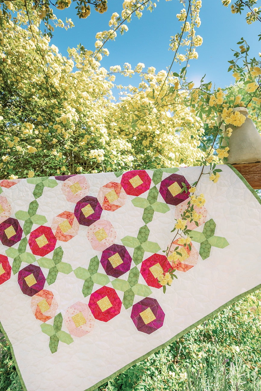 Flower Farm Sampler: 18 Floral Blocks & 7 Fanciful Quilts, (Paperback)