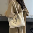 thumbnail image 5 of Bolsos de mano para mujer 2024, nuevos bolsos de diseñador de moda con cadena y mariposa, bolsos de hombro de gran capacidad con perlas para mujer, 5 of 5