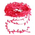 thumbnail image 1 of Cinta de hojas artificiales con guirnalda para envolver regalos (20 m) Rosa roja, 1 of 5