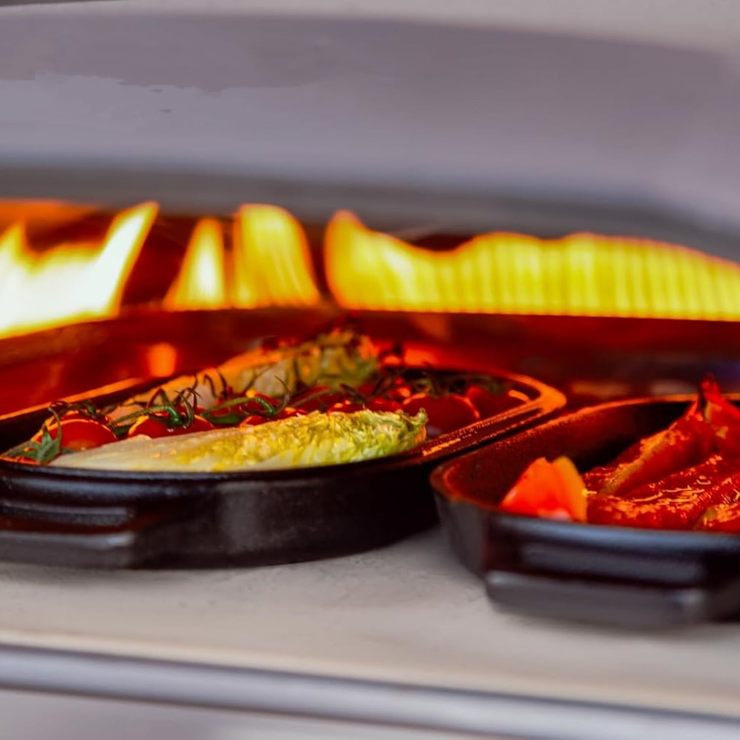 Cast Iron Sizzler Pan - Griddle Frying Pan, Sizzler Plate with Removable Handle and Stainless Steel Trivet, Pre-Seasoned Non-Stick Oven Safe Cookware, Pizza Oven and BBQ Accessories