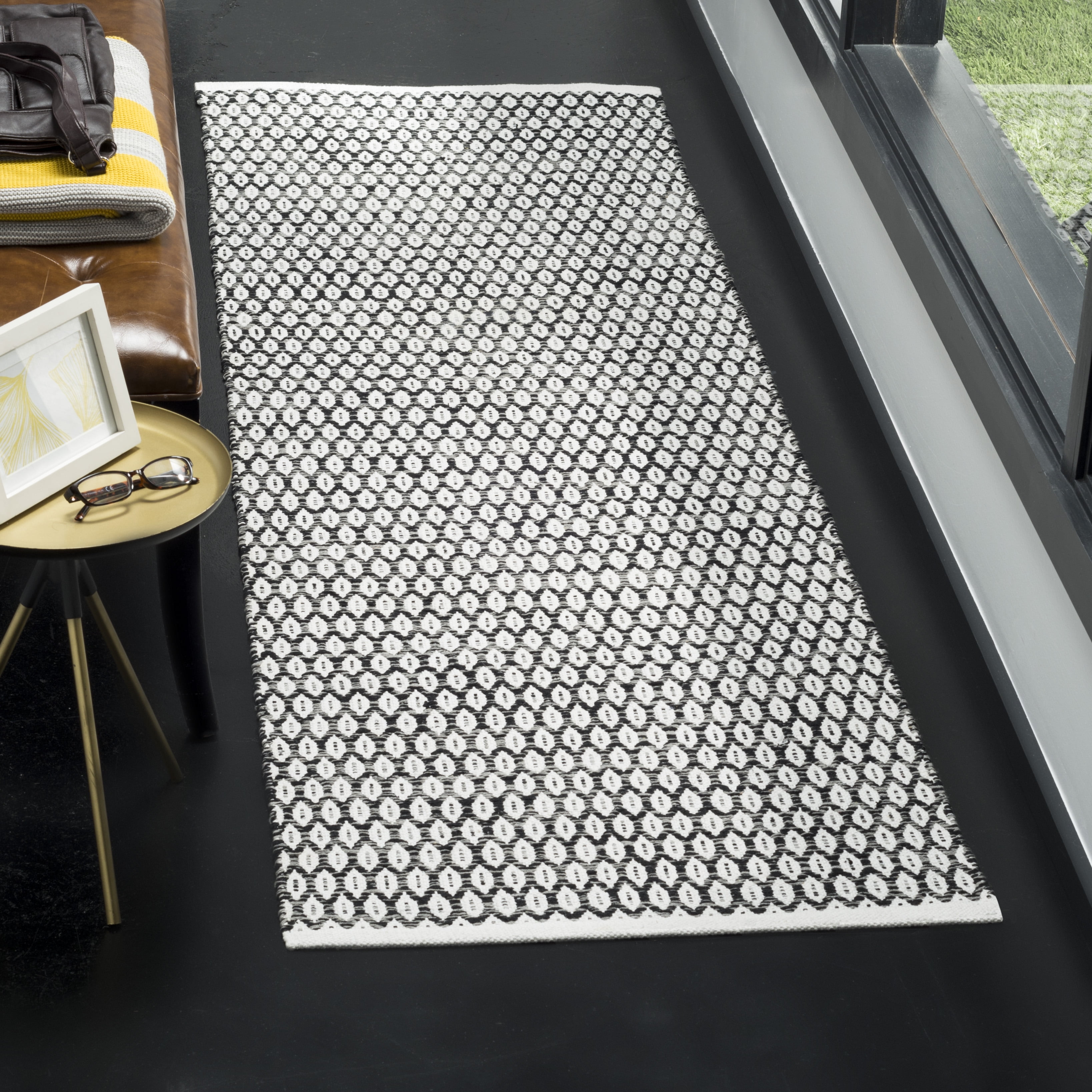 SAFAVIEH Montauk Crystal Geometric Cotton Runner Rug, Black/Ivory, 2'3" x 8'