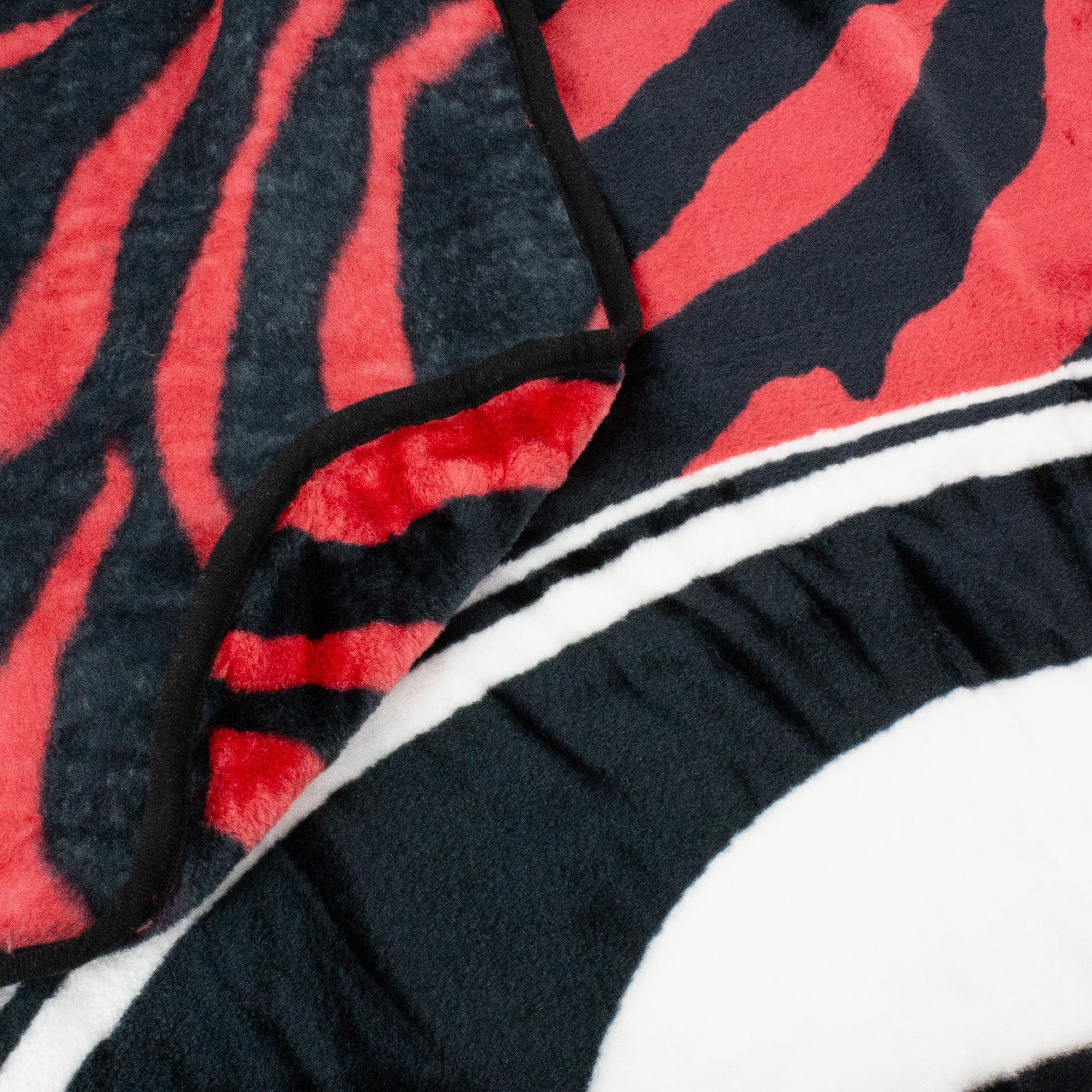 College Covers Everything Comfy Georgia Bulldogs Soft Raschel Throw Blanket, 60" x 50"