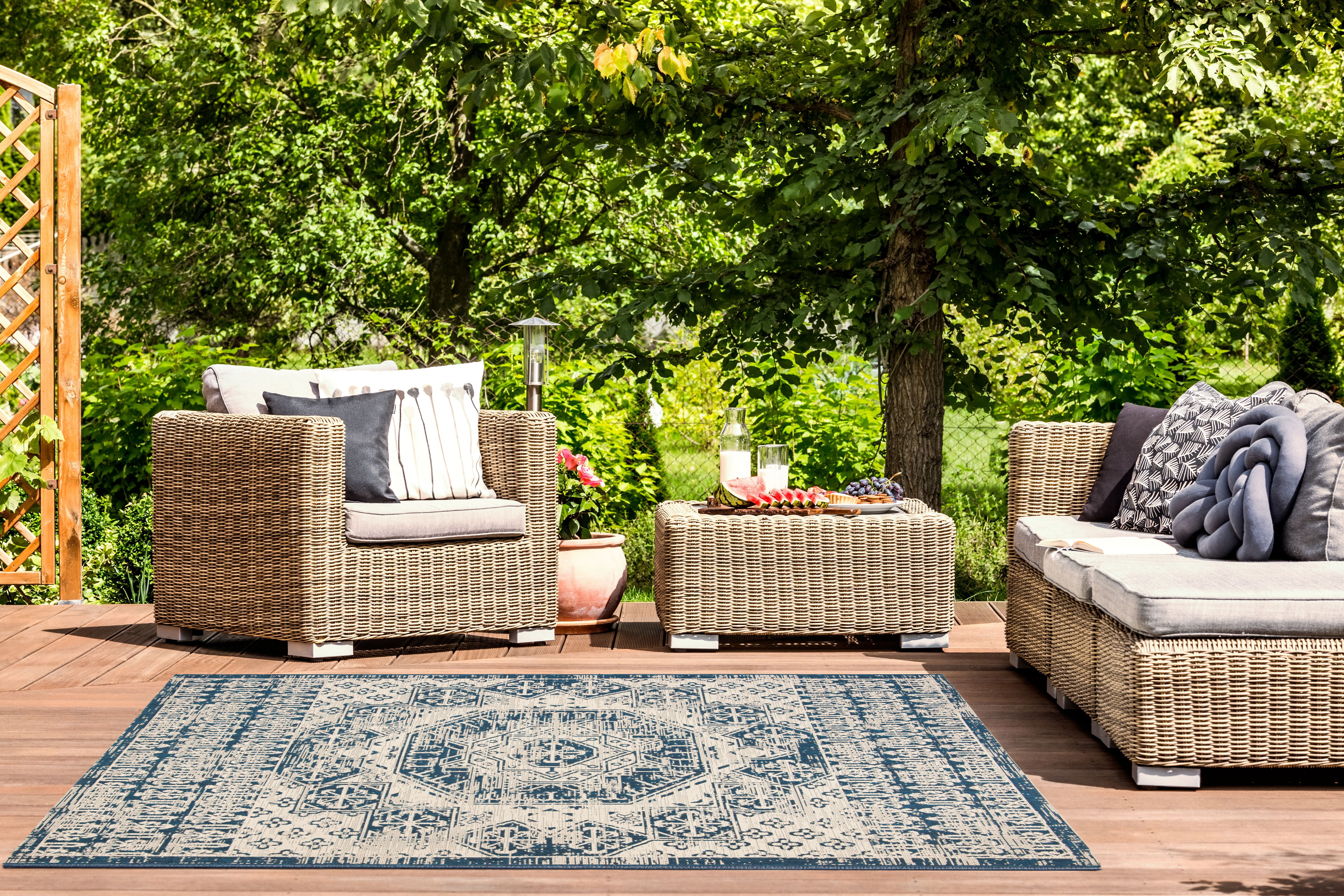 SAFAVIEH Courtyard Tangier Medallion Indoor/Outdoor Area Rug, Beige/Navy, 8' x 11'