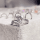 thumbnail image 3 of Anillo de boda con incrustaciones de carburo de tungsteno en forma de corazón simple, 3 of 4