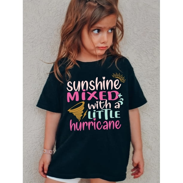 Camiseta de algodón de verano para niña, estilo vibrante, con estampado gráfico de sol y un pequeño huracán. Top informal de manga corta con cuello redondo, tejido de punto, corte regular, 100 % alg