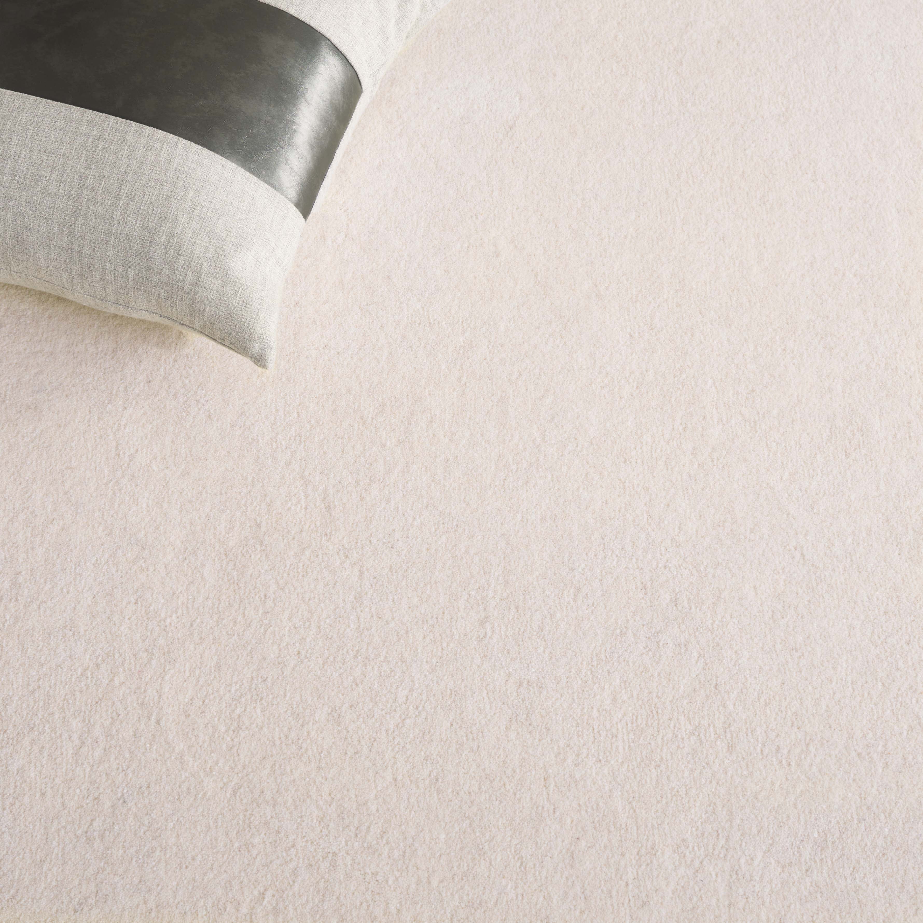 SAFAVIEH Metro Lactrice Solid Area Rug, Ivory, 4' x 6'