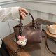 thumbnail image 4 of Bolso pequeño marrón retro de alto valor para mujer, nuevo bolso bandolera versátil de otoño e invierno 2025, bolso tipo cubo portátil, 4 of 5
