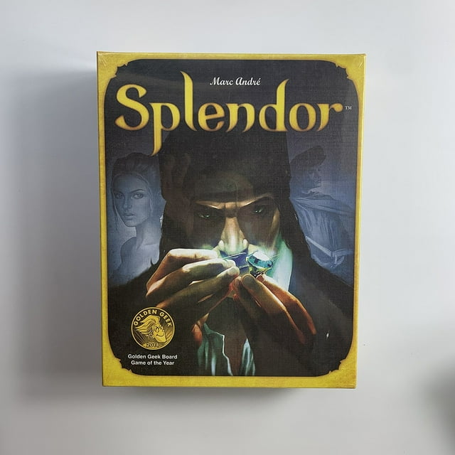 La versión en inglés del juego de mesa SECRET HITLER revela las tres cartas del juego de rompecabezas de Hitler