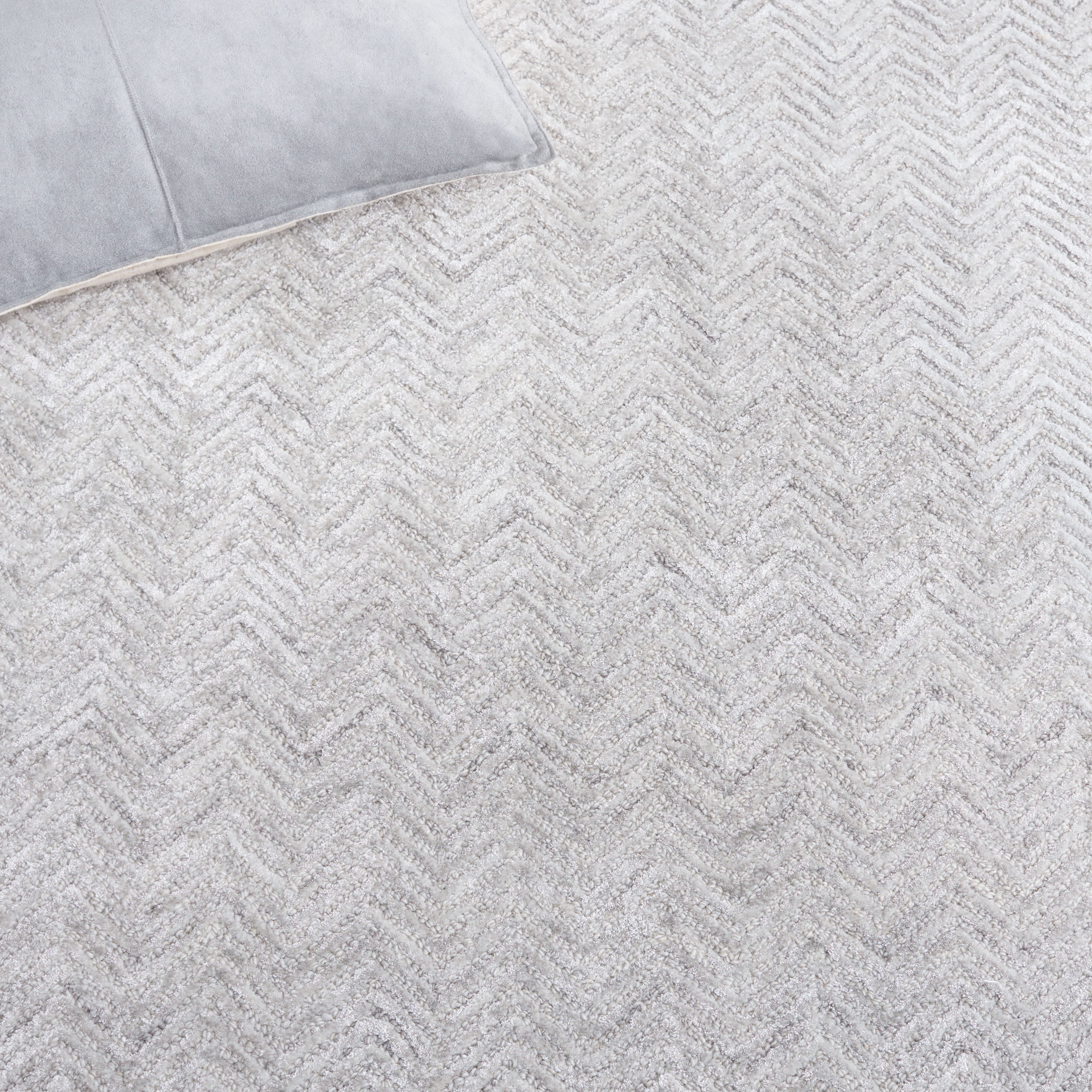 SAFAVIEH Glamour Flanagan Wavy Striped Area Rug, Gray/Ivory, 5' x 8'