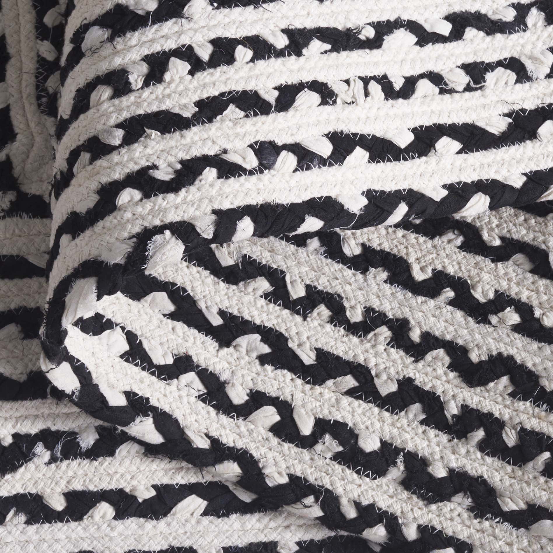SAFAVIEH Braided Anabella Bordered Cotton Reversible Area Rug, Black/Ivory, 6' x 9'