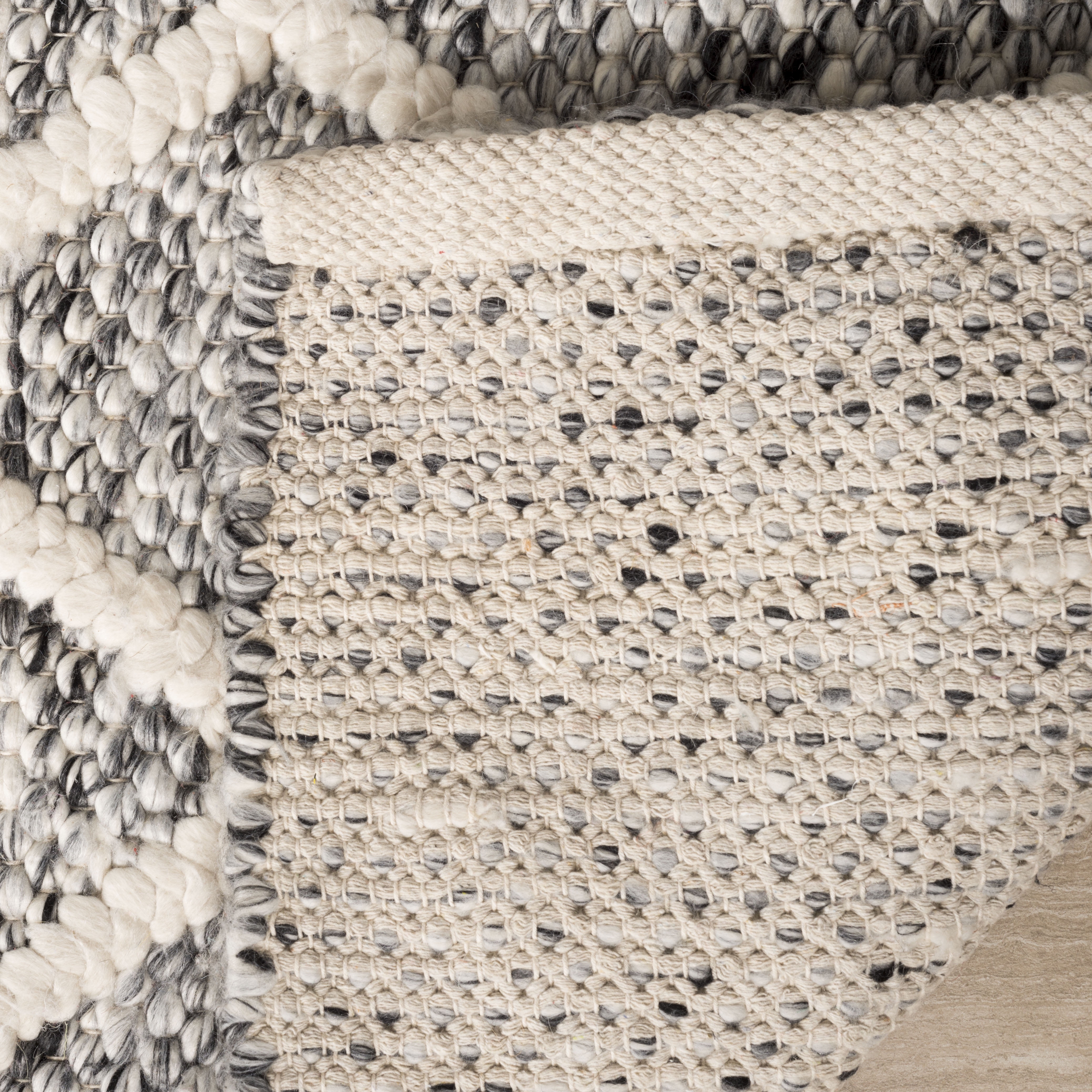SAFAVIEH Natura Olgica Geometric Diamonds Area Rug, Ivory/Black, 6' x 6' Round