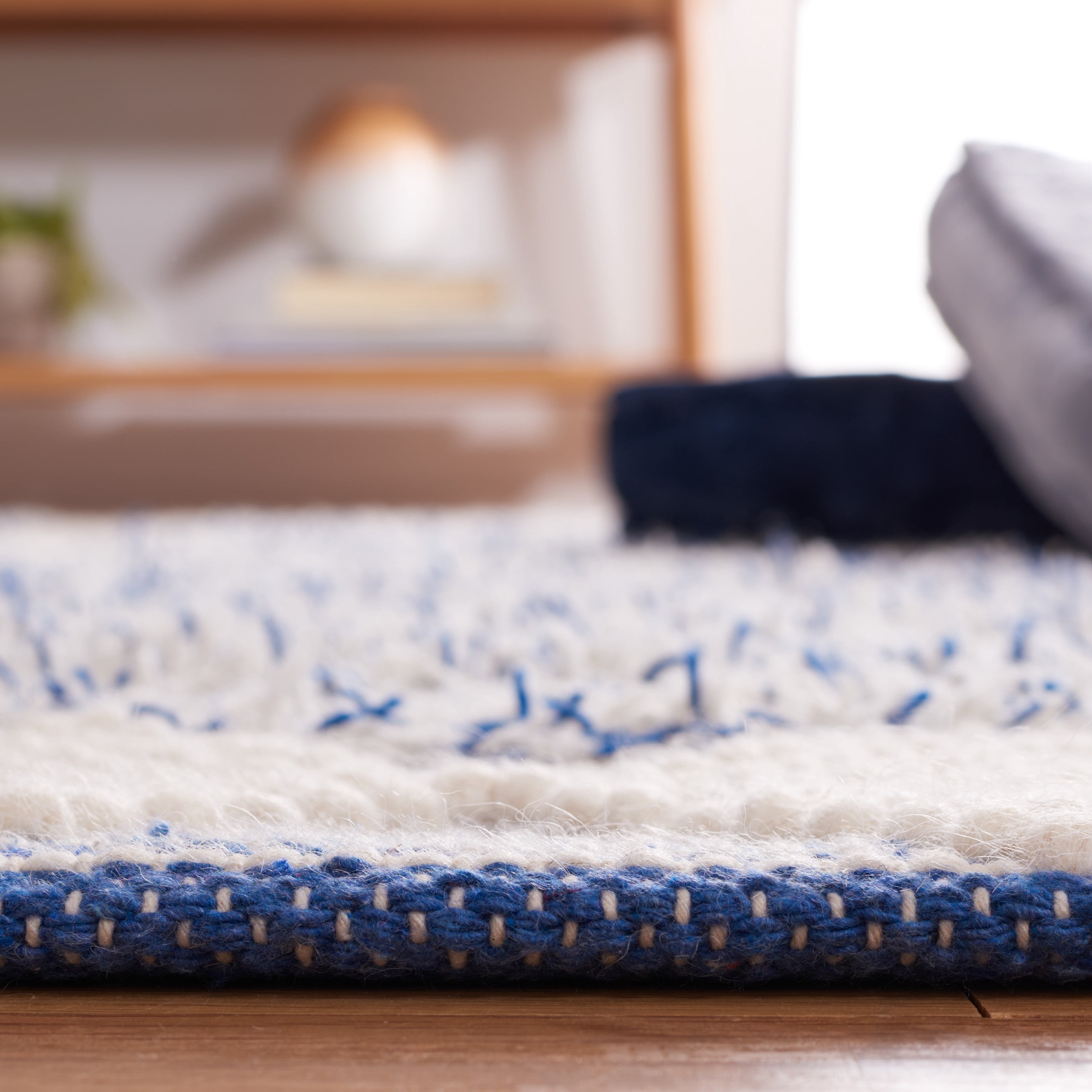 SAFAVIEH Natura Raleigh Geometric Area Rug, Blue/Ivory, 4' x 6'