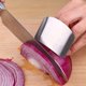 thumbnail image 3 of 【Seguridad mejorada】 La herramienta de doble dedo para dedos está diseñada para proteger sus manos y dedos durante las tareas de corte en la cocina., 3 of 5