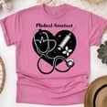 thumbnail image 1 of T-Shirt Graphique d'Assistant Médical avec Cœur et Stéthoscope, Heliconia, Taille P, 1 of 6