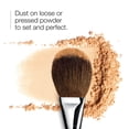 thumbnail image 2 of Brocha para polvos faciales Clinique para polvos compactos y sueltos, 2 of 4