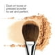 thumbnail image 2 of Brocha para polvos faciales Clinique para polvos compactos y sueltos, 2 of 4