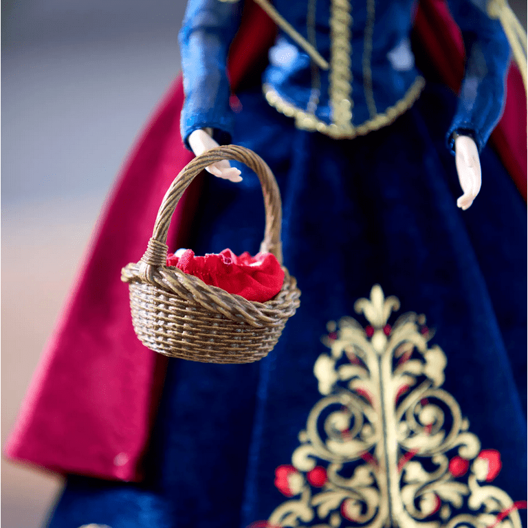 Disney Parks Snow White 2025 Holiday Special Edition Doll New