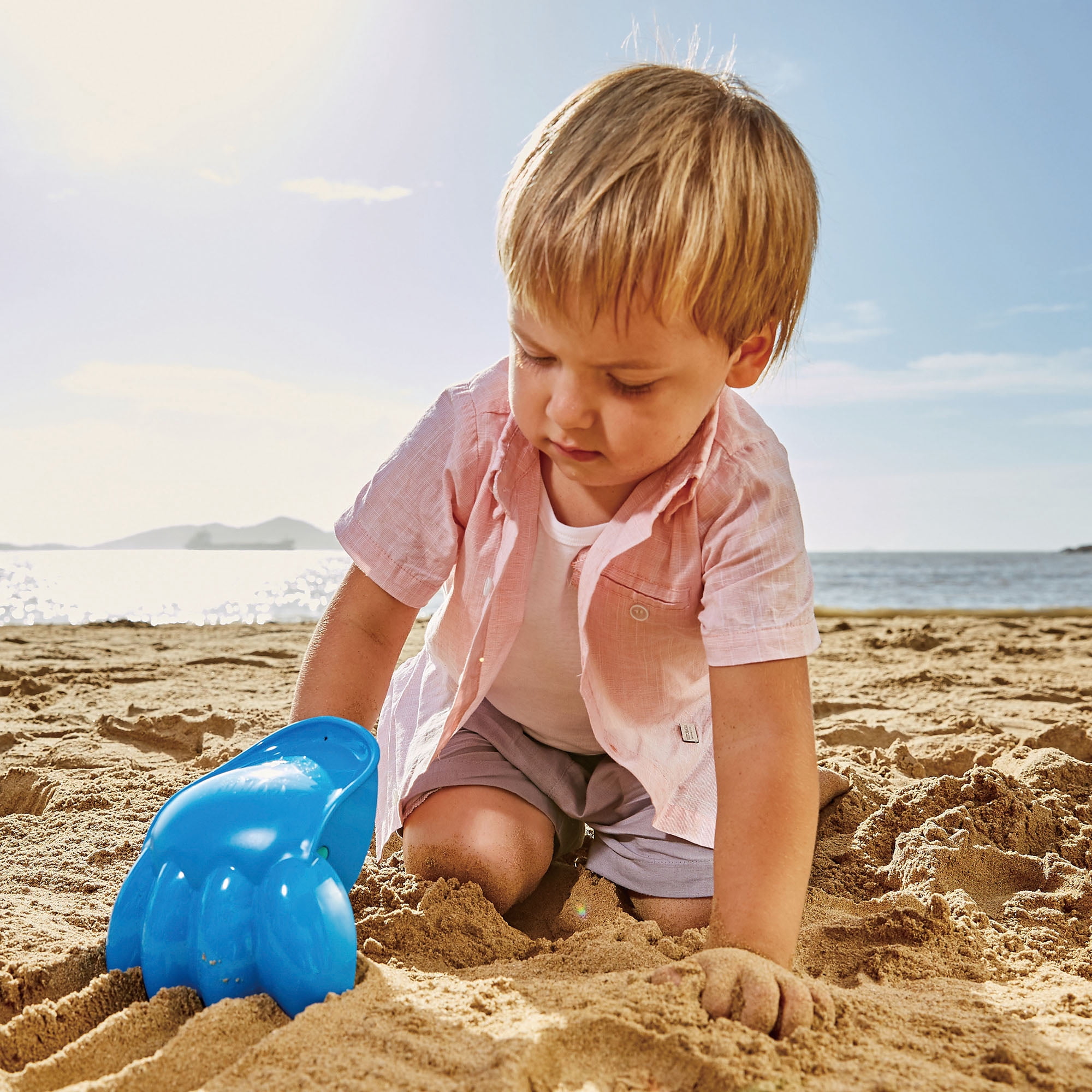 Hape: Power Paw - Blue - Beach & Sand Toy, Hand Glove, Grip & Play, Hole Digging Tool, Scoop & Move Sand, Summer Outdoor Play, Kids Toddlers Age 18mo+