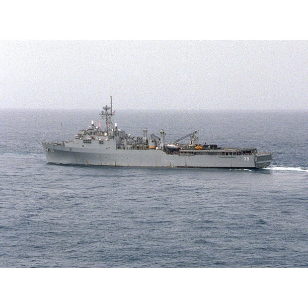 The U.S. Navy dock landing ship USS Mount Vernon (LSD-39) practices ...